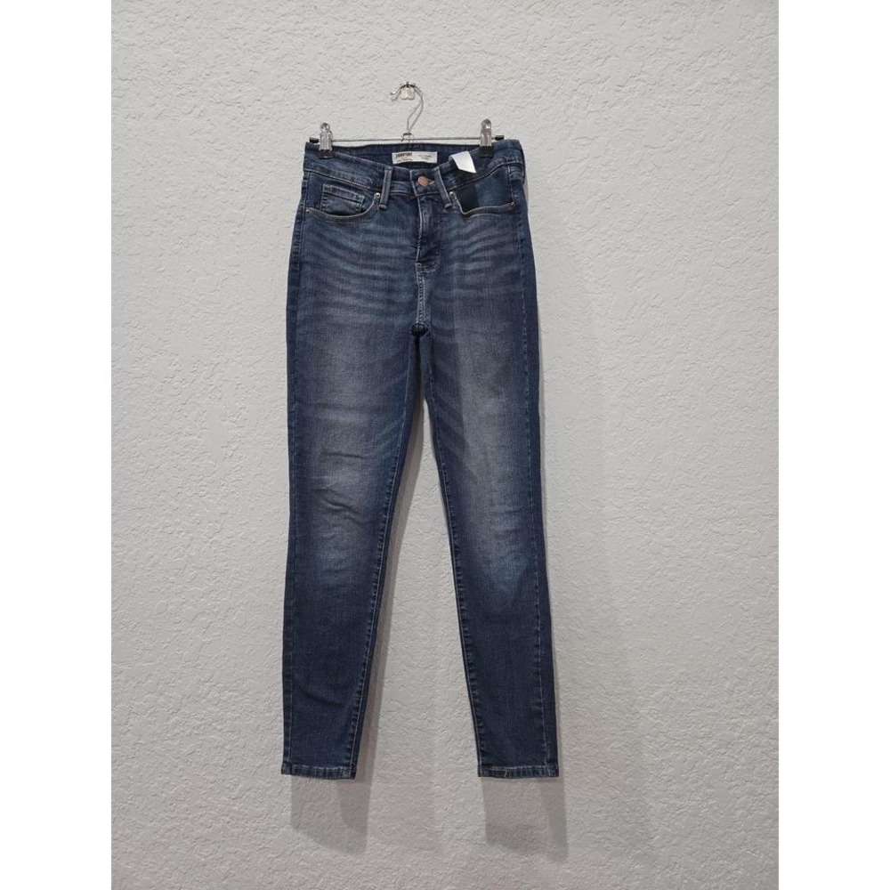 NWOT signature Levi Strauss totally shaping skinny jeans